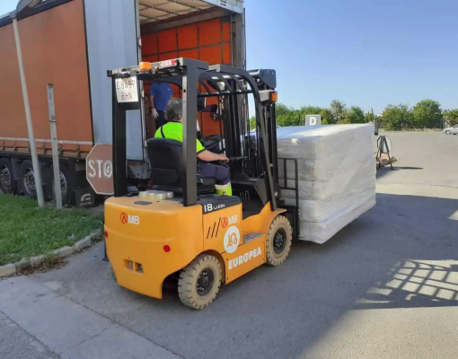 Una carretilla elevadora MB Forklift para cargar ayuda humanitaria con destino Ucrania